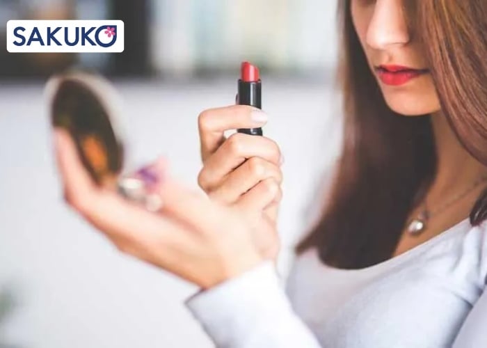 Đậy kín nắp ngay sau khi sử dụng son môi