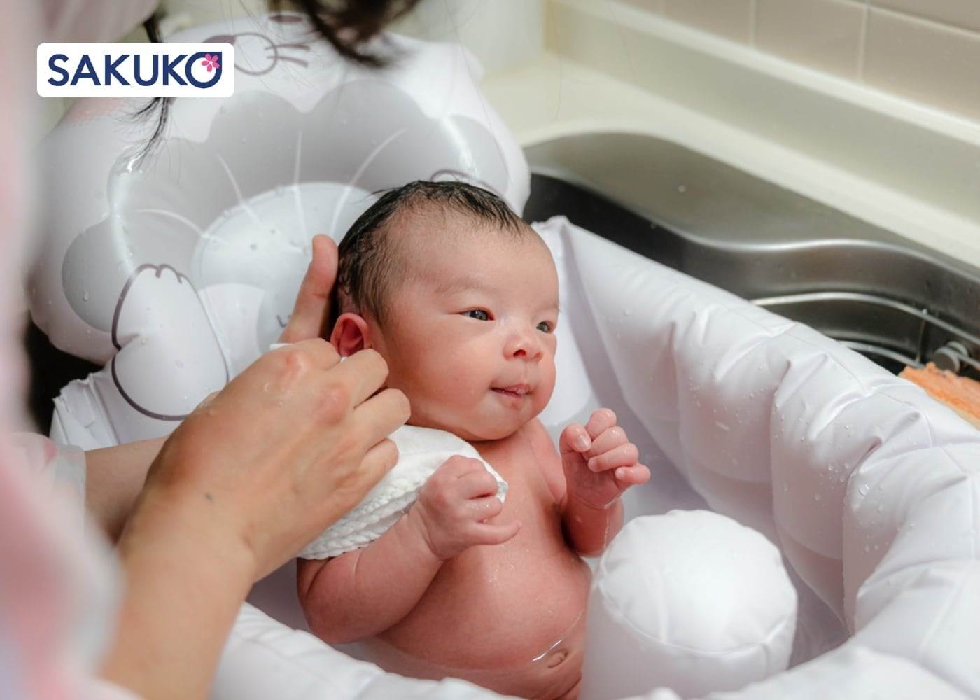 Hướng dẫn mẹ tắm cho bé sơ sinh đúng cách tại nhà