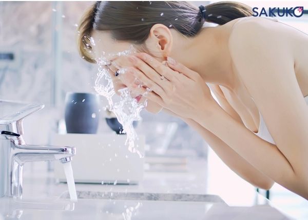 Cần rửa lại mặt sau khi rửa với nước muối