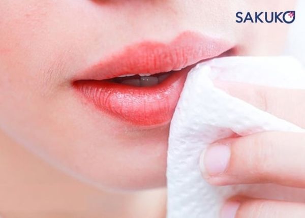 Cần làm sạch môi trước khi sử dụng son dưỡng