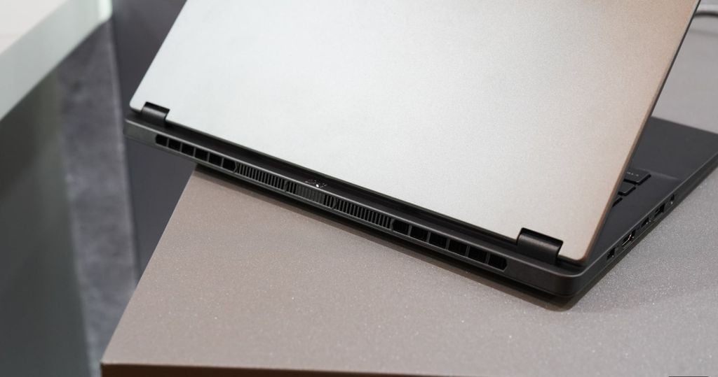 TUF Gaming A14 thiết kế mỏng nhẹ nhưng vẫn đảm bảo độ bền theo tiêu chuẩn quân đội