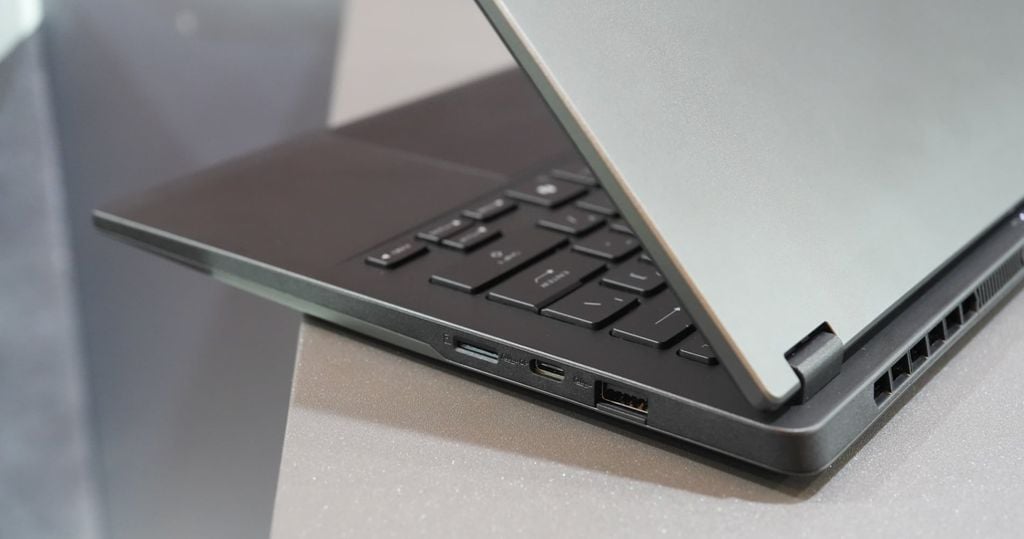 TUF Gaming A14 đầy đủ cổng kết nối tiện lợi, đơn giản