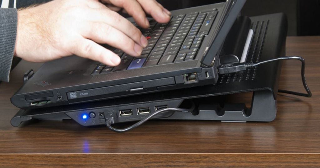 nên kê laptop tránh bị nóng khi karaoke trong thời gian dài