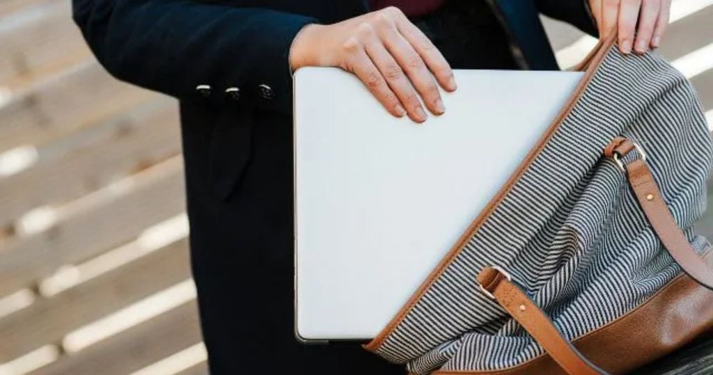 laptop còn hoạt động nhưng vẫn mở máy sẽ ảnh hưởng đến các linh kiện liên quan