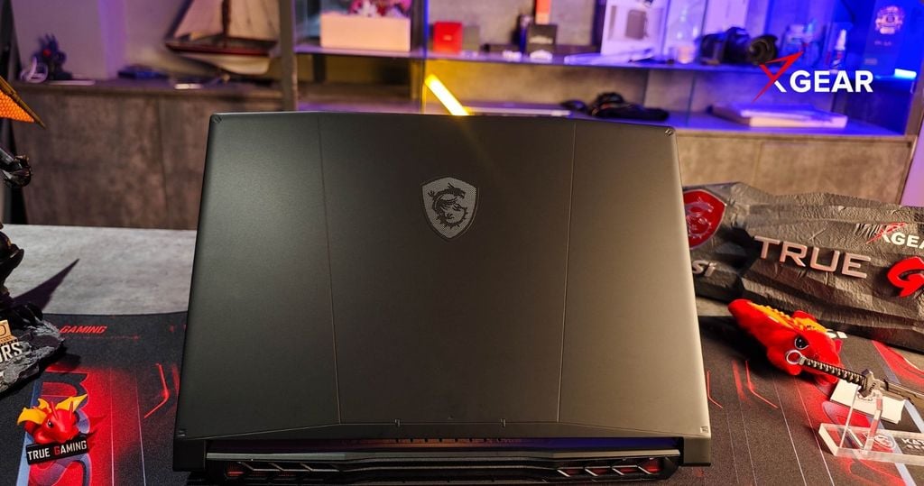 logo msi được thiết kế nổi ở mặt lưng MSI Katana 15 HX B14W