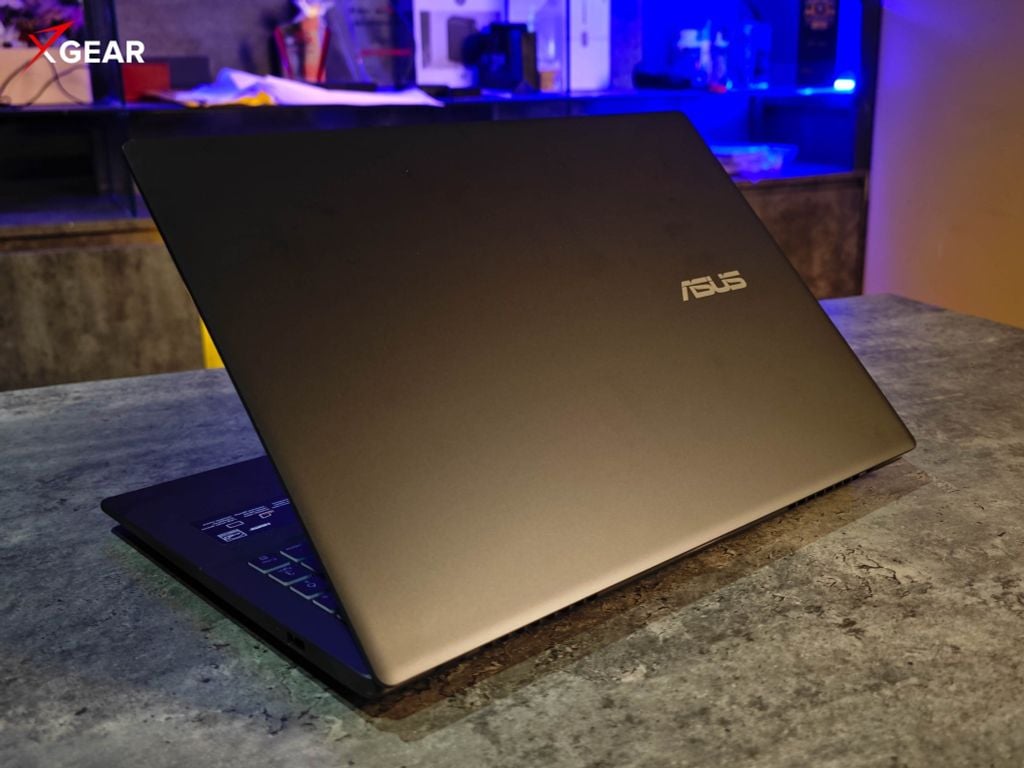 laptop ASUS V16 V3607 thiết kế bằng nhựa, tối giản đảm bảo chuẩn quân đội