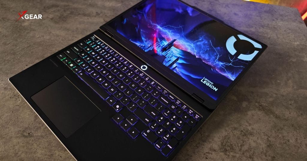 Laptop Lenovo Legion 5 15IRX10 có touchpad và điều hướng trải nghiệm thoải mái