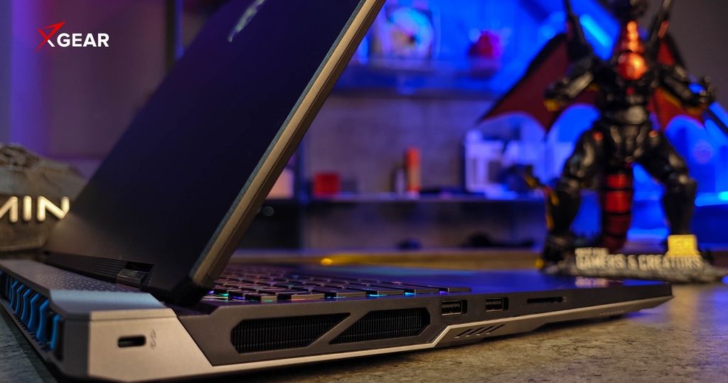 cổng kết nối mặt trái của MSI Titan 18 HX A2XW