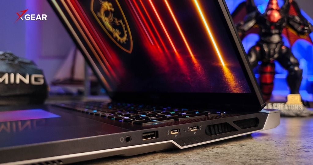 cổng kết nối mặt phải của MSI Titan 18 HX A2XW