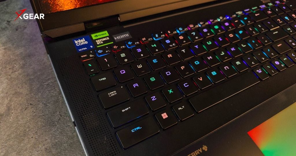 MSI Titan 18 HX A2XW có touchpad rộng rãi và bề mặt kín mịn