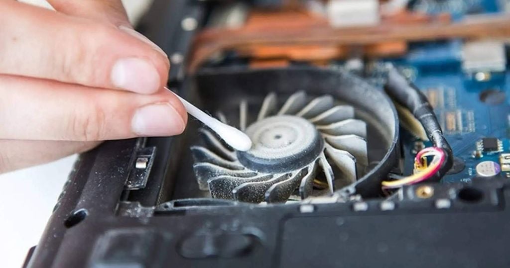 vệ sinh laptop thường xuyên để tối ưu hiệu suất chơi game bóng đá