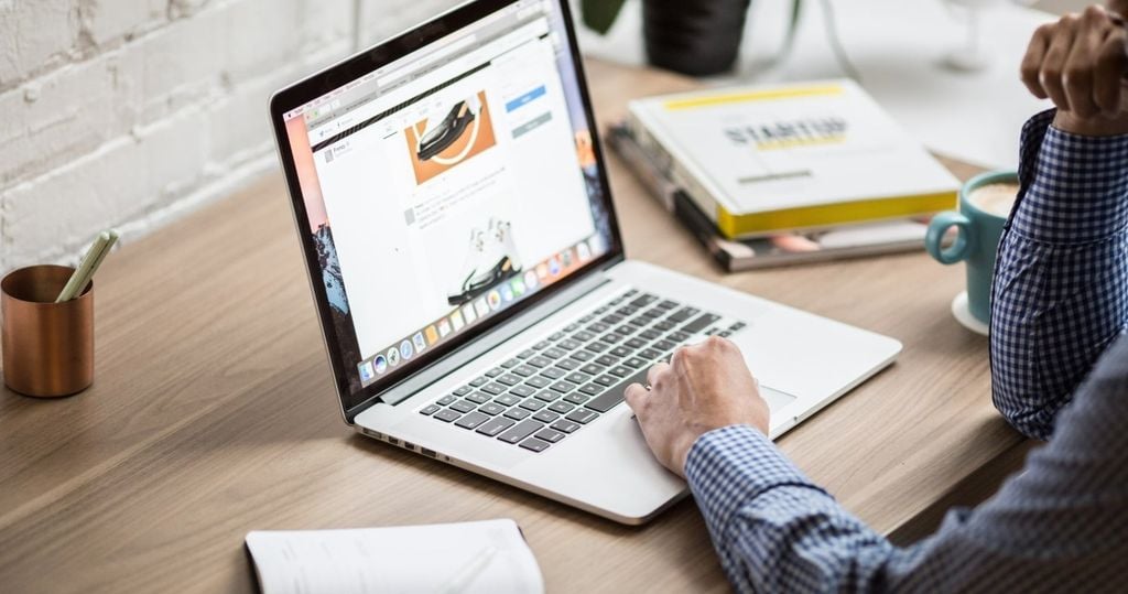 cách chọn mua laptop cho sinh viên khối ngành kinh tế