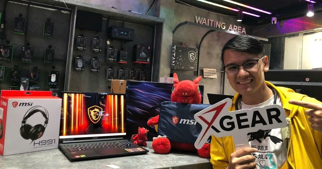 khách mua laptop MSI tại showroom xgear