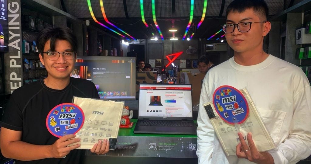 khách tham gia check in tham gia trải nghiệm laptop titan nhận quà