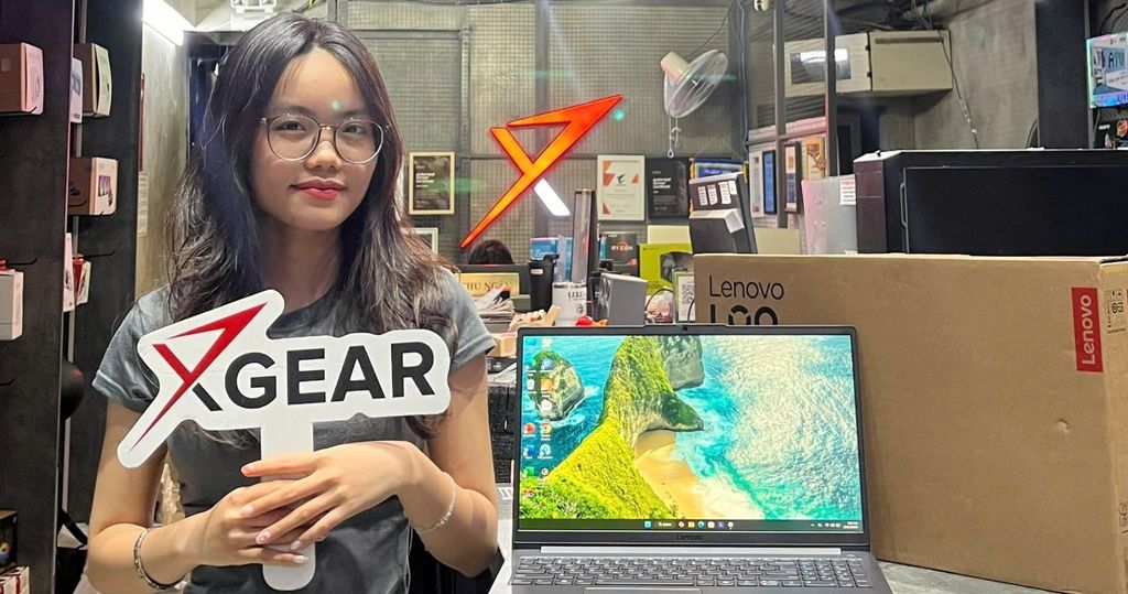 khách nữ mua laptop lenovo tại xgear