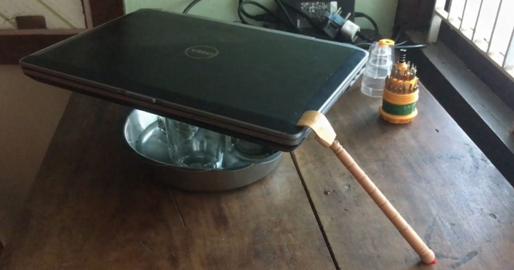 Làm hào nước để đuổi kiến khỏi laptop