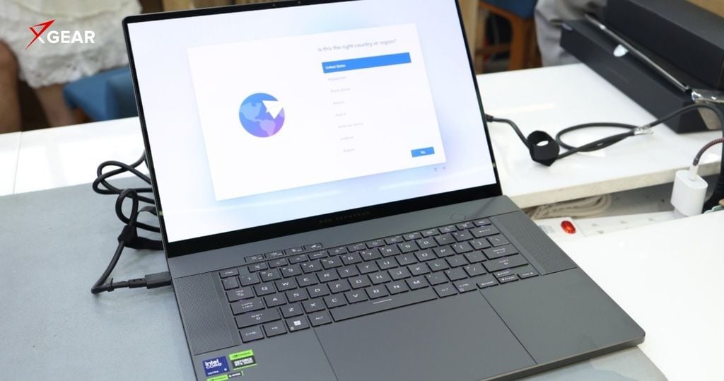 Asus ROG Zephyrus G16 GU605CR-QR107W laptop có màn hình OLED