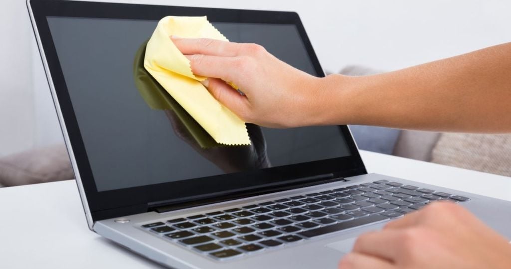laptop màu trắng có nhanh bẩn hay ố vàng không