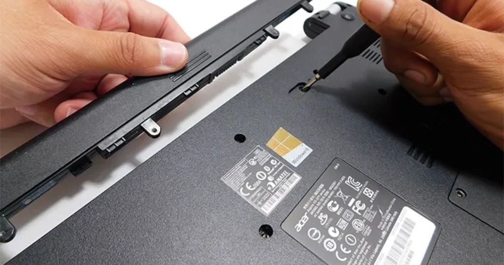 mua laptop pin liền hay laptop pin rời cần lưu ý gì