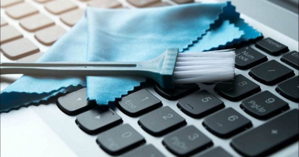 vệ sinh laptop định kỳ để tối ưu bàn phím khi chơi game