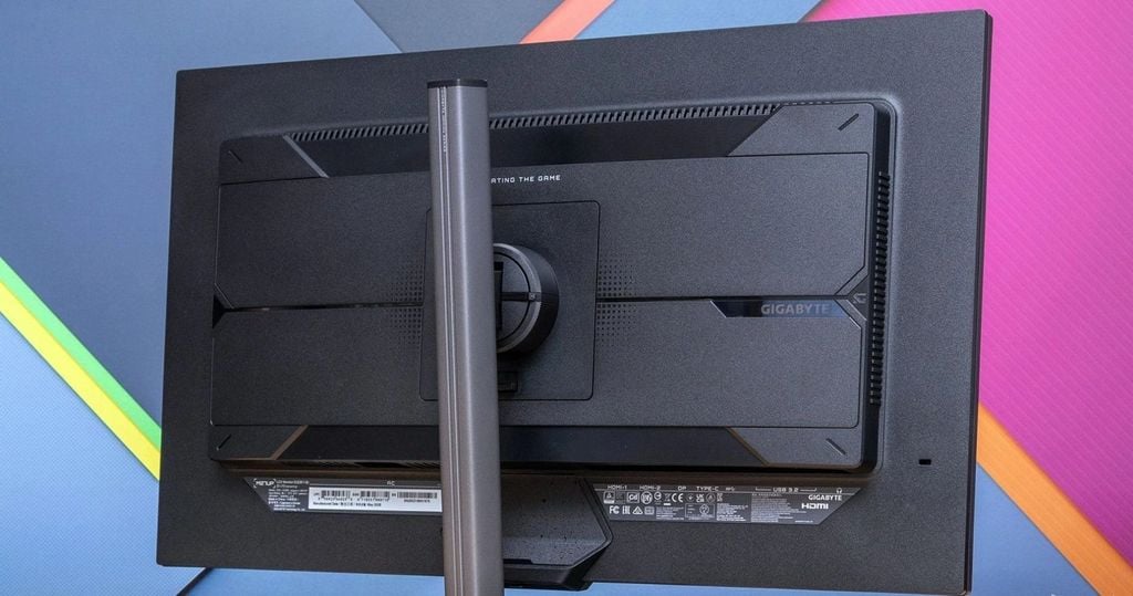 Màn hình Gaming Gigabyte M27UP sở hữu thiết kế tối giản màu nhựa đen nhám