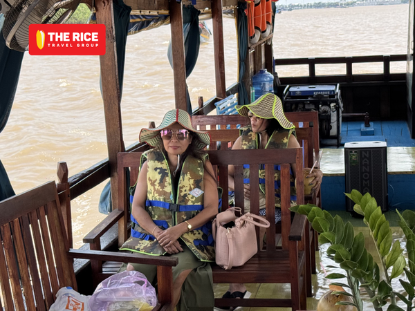 Du khách tận hưởng khi trải nghiệm tour Mekong Delta - Bến Tre - Mỹ Tho của The Rice Travel Group
