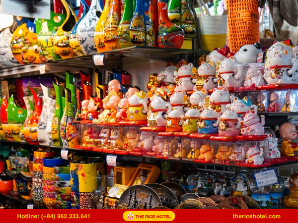 Khu vực xung quanh khách sạn The Rice có đầy đủ tiện nghi, khách có thể mua đồ lưu niệm để tặng bạn bè tại đây