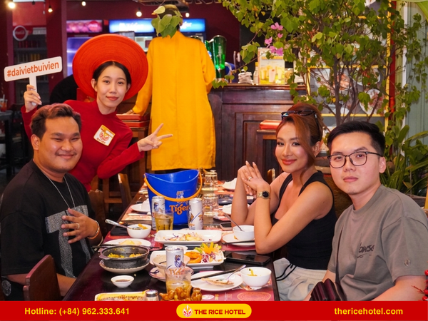 Xung quanh khách sạn The Rice có nhiều điểm thưởng thức ẩm thực ngon, mở cửa 24/7
