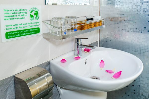 The hotel is located in a prime location with many amenities