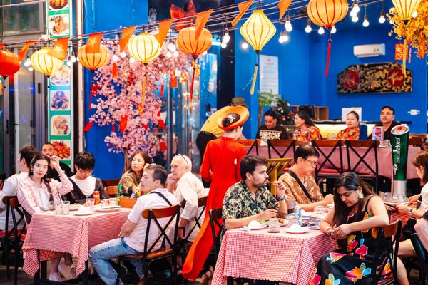 Xung quanh khách sạn The Rice có nhiều nhà hàng - quán bar sầm uất