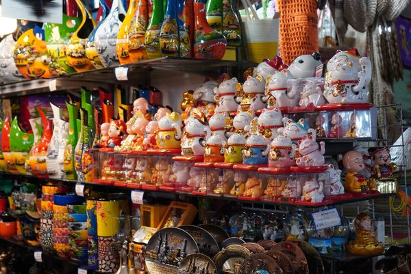 Khách có thể đến đây mua đồ lưu niệm về tặng gia đình