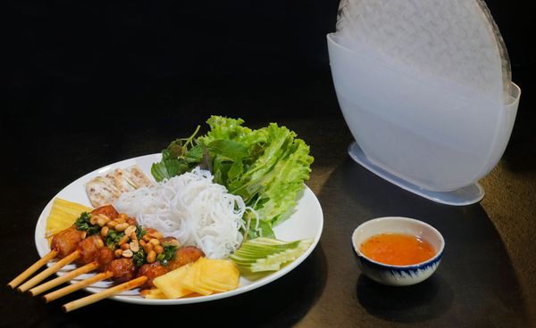 Bữa sáng miễn phí với đa dạng món ngon, phục vụ từ 5h30 đến 10 sáng mỗi ngày