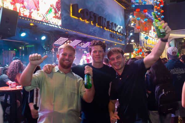 Xung quan khách sạn The Rice có nhiều quán bar, nhà hàng đặc sắc, sôi động