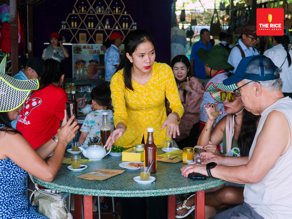 Khách được thưởng thức mật ong phấn hoa thơm lừng, đầy giá trị dinh dưỡng
