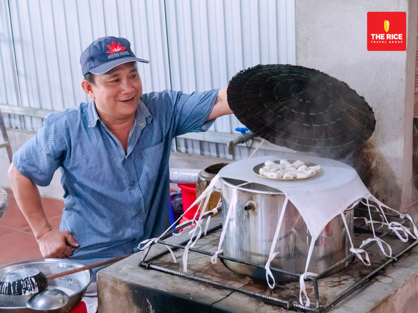 Du khách có thể xem cách tráng bánh tráng và thưởng thức tại chỗ