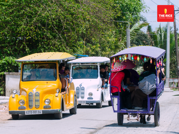 Khách ngồi trên xe tuk-tuk ngắm đường sá miền Tây