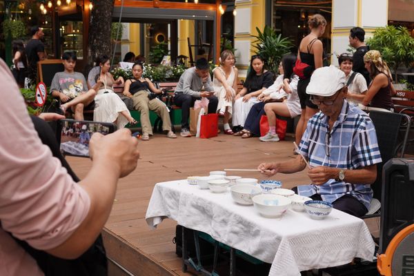 Nghệ sĩ chơi nhạc tự do tại đường sách thành phố Hồ Chí Minh