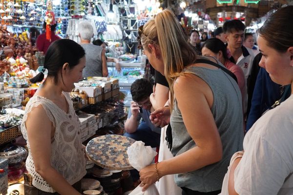 Các tiểu thương tại chợ Bến Thành vô cùng thân thiện, nhiệt tình