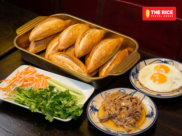 Bánh mì được đầu bếp chúng tôi tự tay làm, vừa ngon vừa đảm bảo chất lượng