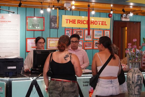 Nhân viên tại khách sạn The Rice hỗ trợ khách 24/7