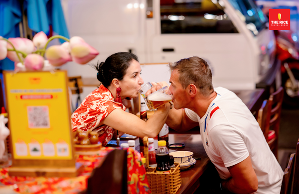 Here, visitors can enjoy delicious food, sip on a beer, and admire the bustling Bui Vien Street at night.