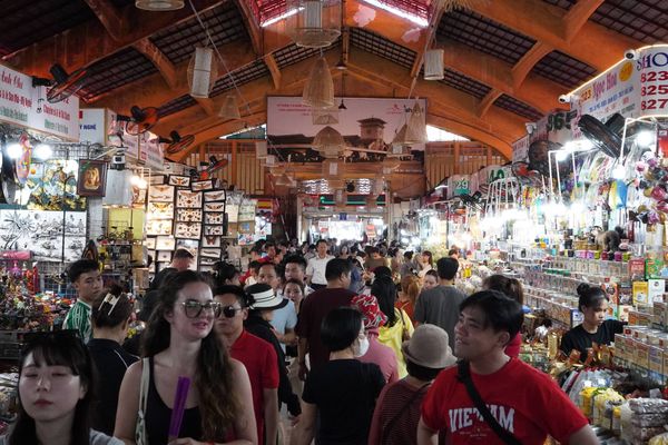Chợ Bến Thành khá đông đúc, nên bạn chú ý giữ gìn tư trang khi đến đây