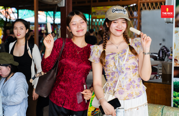 Món kem dừa tại đây sở hữu hương vị thơm ngon khó cưỡng, khiến ai nếm thử cũng phải gật gù khen ngợi