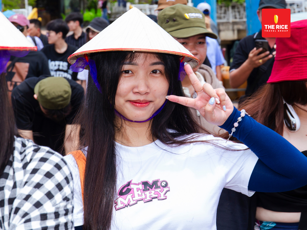 Bạn nên mặc đồ đơn giản, che chắn nắng kĩ, nhớ mang theo mũ/nón