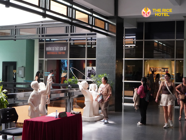 Hình ảnh những đứa trẻ với chú chim bồ câu khiến không gian trở nên nhẹ nhàng, bình yên hơn
