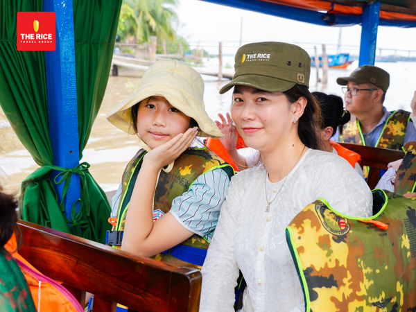 Tourists will get to ride in a boat through the four famous islets of Long, Lan, Qui, Phung