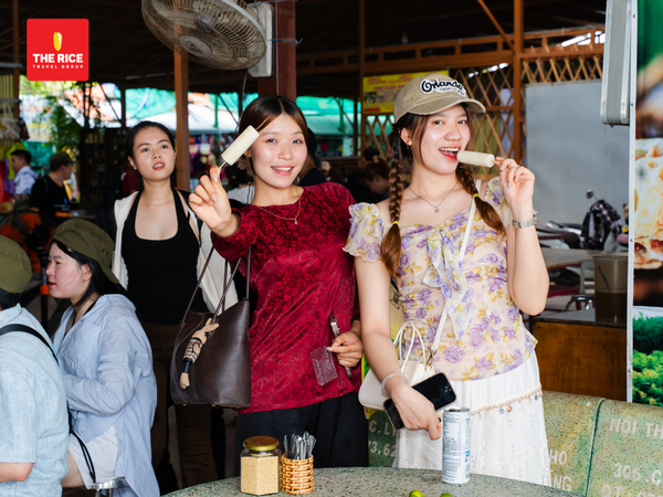 Customers thoroughly enjoyed the coconut ice cream, delighted by both its flavor and aroma