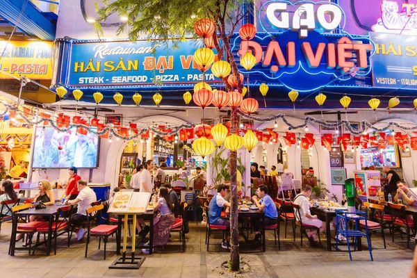 Nhà hàng nằm ngay tầng trệt khách sạn, tiết kiệm thời gian di chuyển