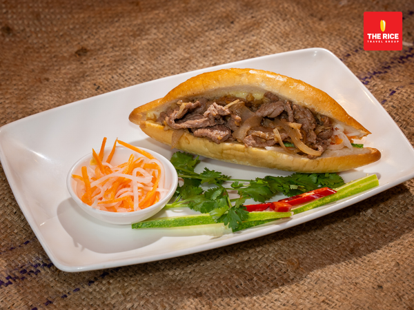 Bánh mì do chính đội ngũ đầu bếp của The Rice Travel Group chế biến, hợp khẩu vị số đông