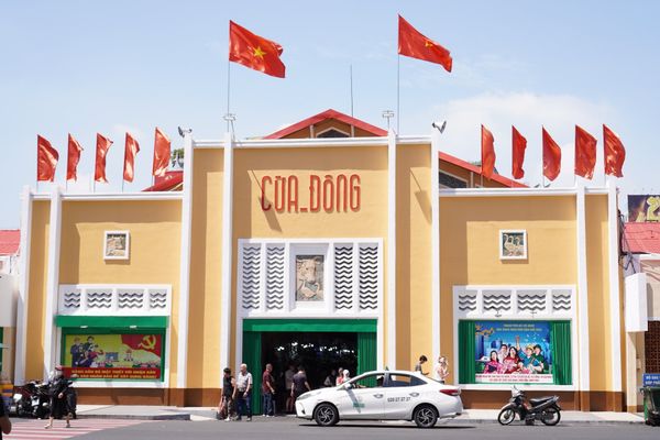 Cửa Đông tại chợ Bến Thành